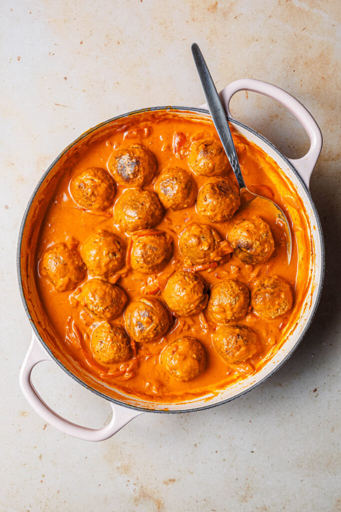 Tofubällchen in veganer Paprika-Rahmsauce