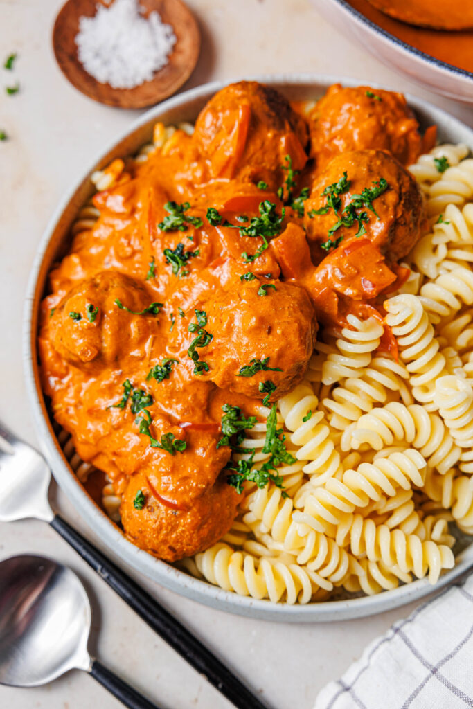 Tofubällchen in veganer Paprika-Rahmsauce