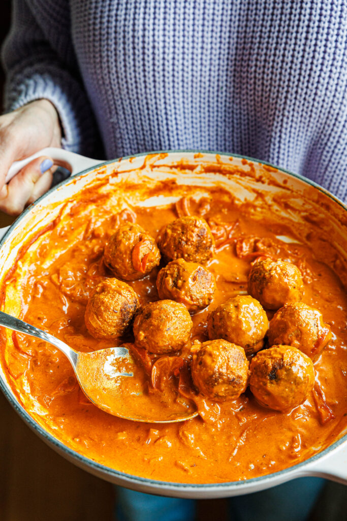 Tofubällchen in veganer Paprika-Rahmsauce